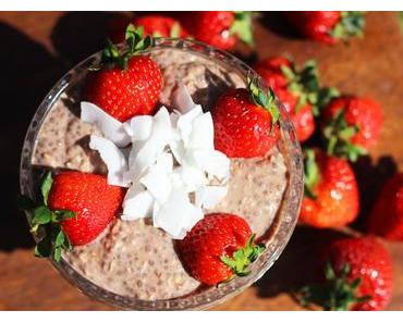 Schokoladen-Chia-Pudding mit Banane und Beeren