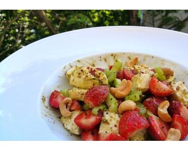 Erdbeer-Stangensellerie-Salat mit Mozzarella & Cashews