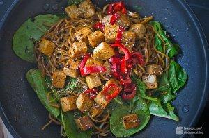 Asia-Bratnudeln mit Pfeffersoße & Tofu