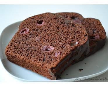 Schokoladiger Kastenkuchen mit Sauerkirschen