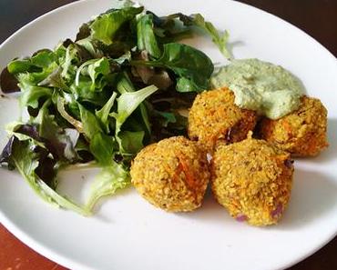 Frischer Blattsalat mit Couscous-Möhren-Bällchen und Koriander-Dip oder Katha und der Salat