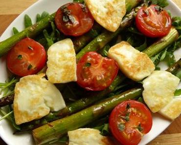Ofengerösteter grüner Spargel mit Halloumi und kleinen Strauchtomaten