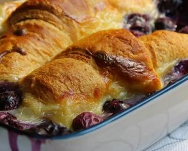 Croissant-Auflauf mit Pudding und Blaubeeren