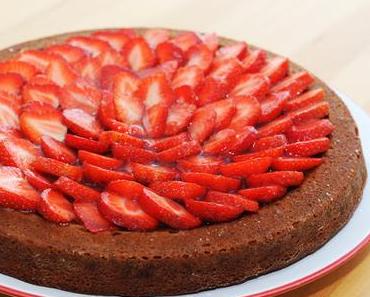 veganer Erdbeerkuchen mit Dattelsirup und Apfelsüße