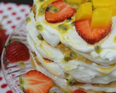 Alles Käse: Pfannkuchen Torte mit Mango, Maracuja, Erdbeeren und natürlich Käse