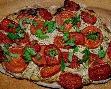 Tomaten-Flammkuchen  mit Basilikum-Sauerrahm  (lacto-vegetarisch)