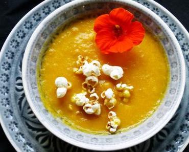 Suppe von Röstkarotten mit Kardamon-Popcorn als Vorspeise für den Flotten Dreier
