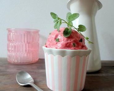 “Sahniges“ Erdbeer-Minz-Eis