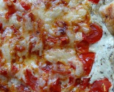 Schnelle Tomatenquizza mit Blätterteigboden