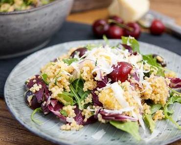 Mit Orangensaft versetztes Couscous mit Kirschen auf Rucola