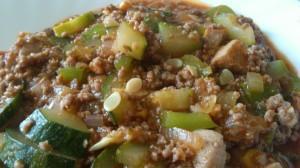 Schnelle Zuccini-Paprika-Pfanne mit Gehacktes