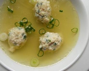 Hähnchenconsommé mit Geflügelklößchen