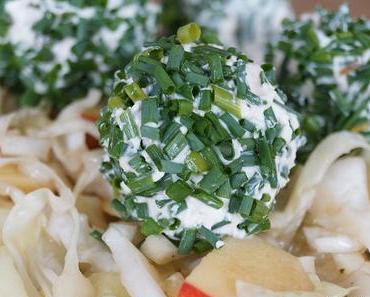 Schnittlauch-Ziegenfrischkäse-Bällchen auf Apfel-Kohl-Salat