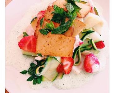 Der beste vegane Salat für Grillpartys: Geräucherter Tofu-Erdbeeren-Zucchini Salat