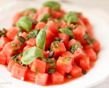 Wassermelonen Salat mit Basilikum-Öl und Kürbiskernen