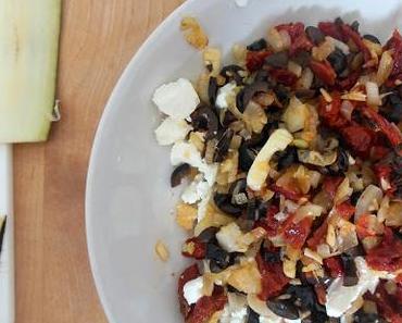 Für Grill und Ofen: Auberginenröllchen gefüllt mit Feta, Oliven und getrockneten Tomaten