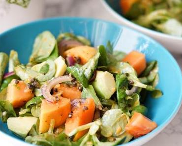 Avocado Salat mit Papaya und roten Zwiebeln