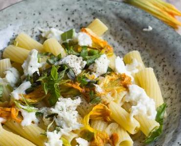 Rigatoni mit Kürbisblüten und Büffelmozzarella oder Rezepte aus dem Saisongarten Teil 6