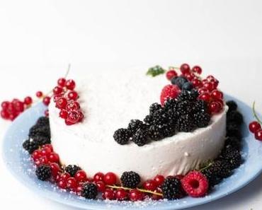 Sommertorte mit Kokos und Beeren