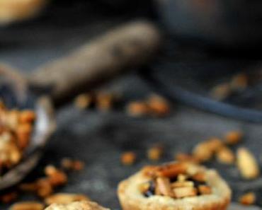 Hüftgold in kleinen Mengen { Mürbeteighäppchen mit karamellisierten Mandelsplittern }