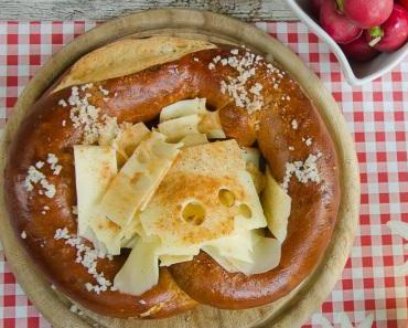 Oktoberfest-Schmankerl: Riesen-Brezn mit Lochkas