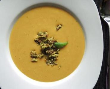 Rote Linsensuppe mit Haselnuss-Topping – vegan