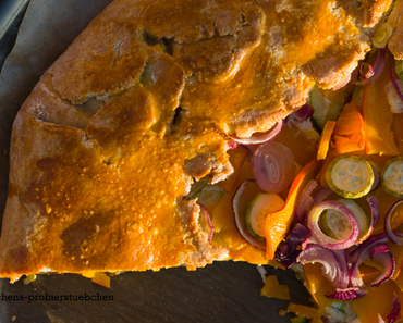 Galette mit Zucchini, Kürbis und roten Zwiebeln