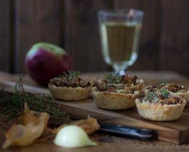 Kleine Küchlein mit karamellisierten Zwiebeln, Äpfeln und Speck... Herbstnascherei