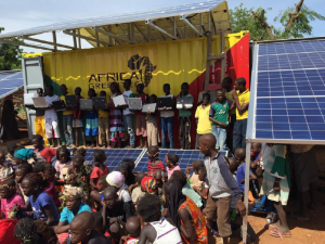 Erste mobile Solarstromversorgung mit Solarcontainter in Afrika in Betrieb