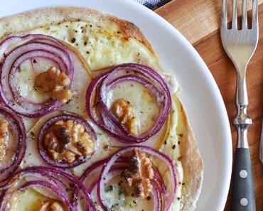 Herbstgenuss: Flammkuchen mit Birne, Roquefort und roten Zwiebeln