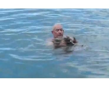 Mit einem einfachen Trick wird die Hose zur Schwimmweste