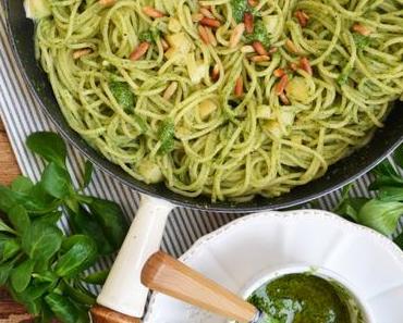 Grünes Glück! Pasta mit Vogerlsalat-Pesto, Pinienkerne und Scamorza