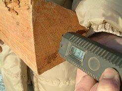Brennholz Feuchtigkeit messen mit einem Restfeuchtemessgerät