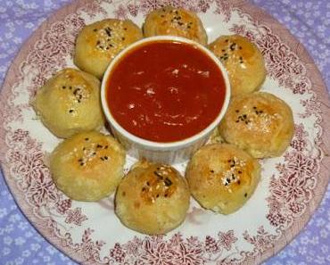 Herzhafte Hefebällchen mit Schafskäse gefüllt