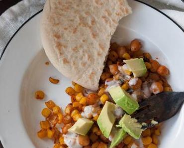 {zu Gast} Mias Kichererbsen-Mais mit Avocado und Joghurt-Dressing