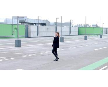 All black – Outfit Lederhose und Metallic-Shirt