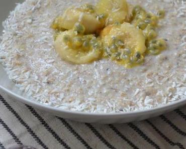 Tropisches Porridge mit Maracuja, Banane und Kokosraspeln