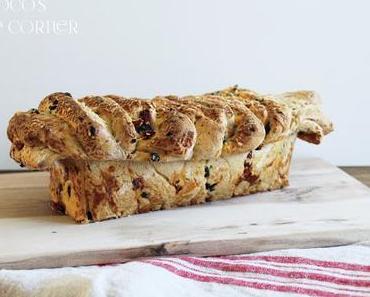 Pull Apart Bread mit Kräutern, getrockneten Tomaten und Oliven