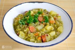 Erbseneintopf mit Würstchen