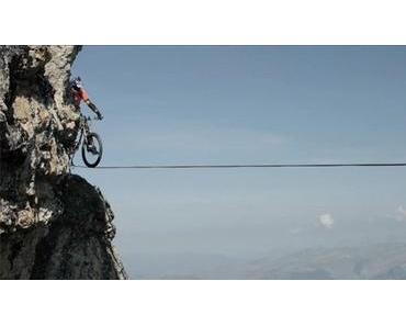 Unmöglich? Mountainbiker Kenny Belay fährt über Slackline