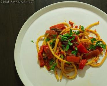 Bucatini con Salsa di Peperoni Arrostiti e Acciughe