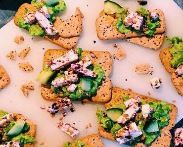 Die geballte Ladung Power: Chiasamen-Cräcker mit Erbsenpüree und marinierten Feta