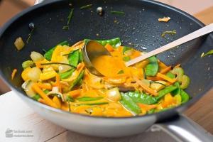 Thai-Curry mit knackigem Gemüse
