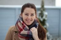 Winter Outfit mit Wollmantel und Karoschal