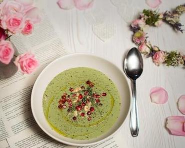 Petersilienschaumsuppe mit Granatapfelkernen