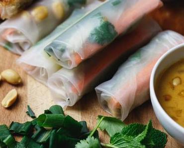 Vegane Sommer Rollen mit Erdnusssauce auf zweierlei Art