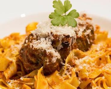 Rouladen mit Rosinen und Pinienkernen