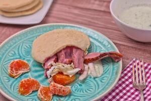 Sous Vide Entenbrust im Pita mit Orangen-Chinakohlsalat und Kardamon-Gurkenjoghurt