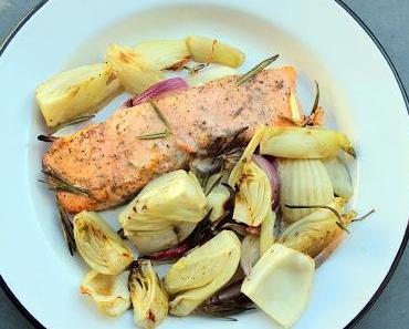 Im Ofen gebackene Lachs mit Fenchel rote Zwiebel und Thmyian