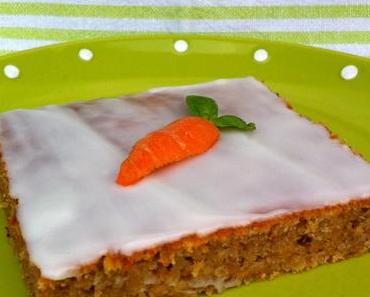 Möhrenkuchen mit Frischkäseguss (Carrot cake with cream cheese frosting)